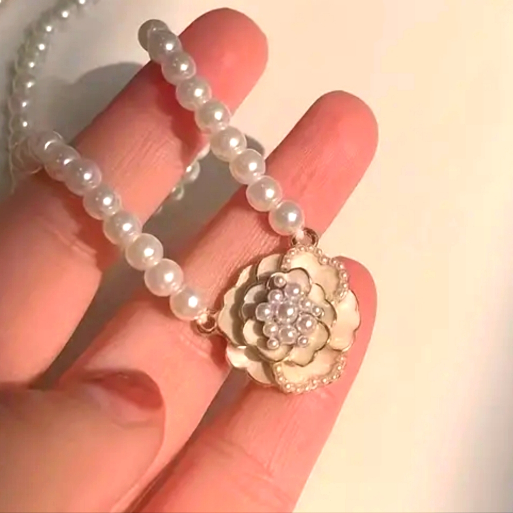 Women's pearl necklace